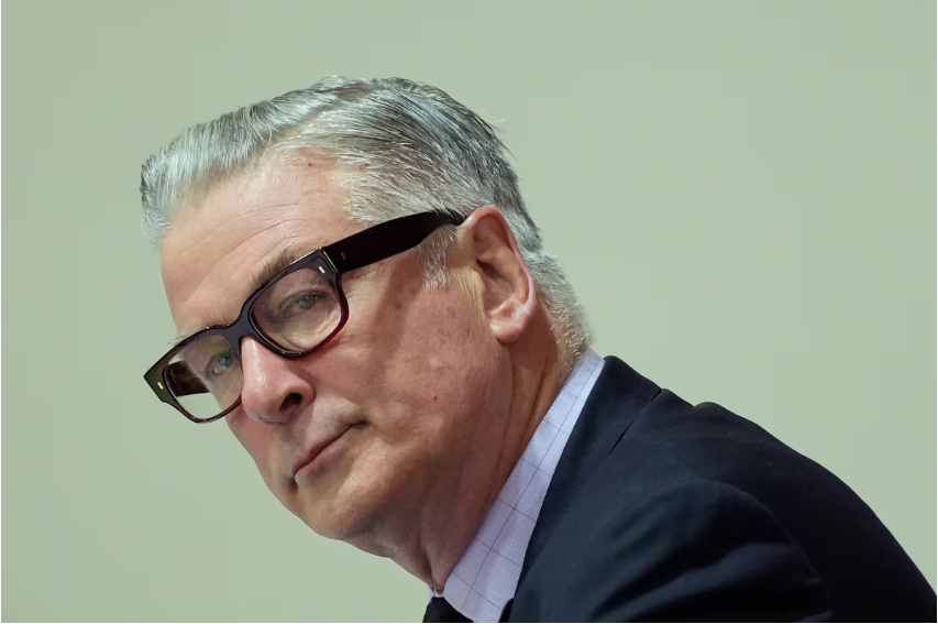 Alec Baldwin se pronuncia após arquivamento do julgamento por homício no set de 'Rust'.