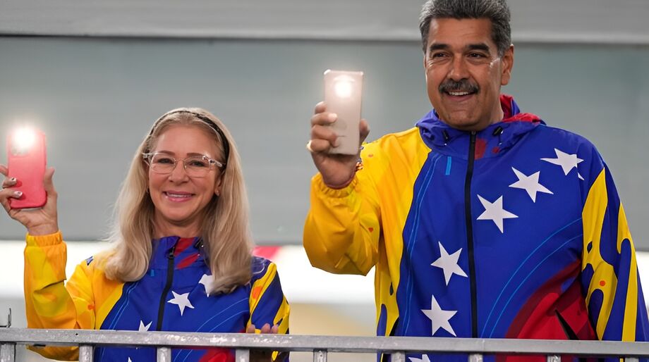 Nicolás Maduro e a primera dama Cilia Flores depois de votar em Caracas. Mais de quatro horas depois do fechamento das seções, CNE não divulgou nenhuma parcial