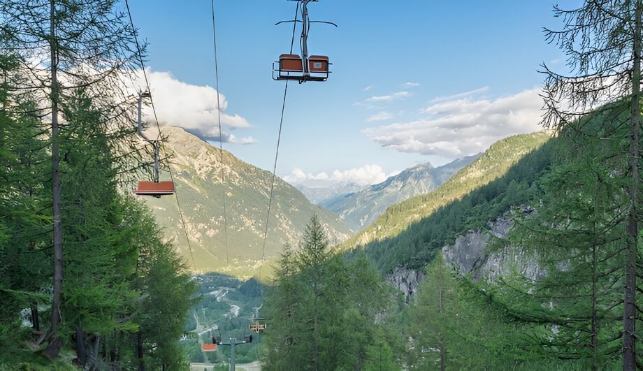 Uma mulher italiana, de 41 anos, que estava de férias com a família em Calasca Castiglione, nos Alpes Italianos, morreu após suas roupas ficaram presas em um teleférico na quinta-feira, 4 de julho