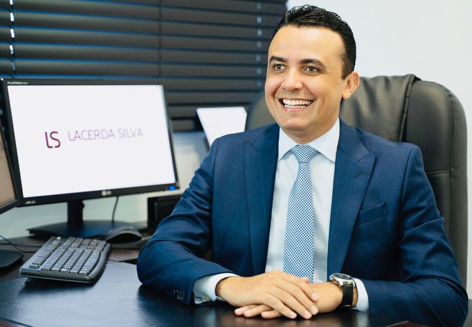 João Paulo Lacerda da Silva, aos 43 anos, é um nome que ressoa fortemente no campo do Direito Administrativo em Mato Grosso do Sul