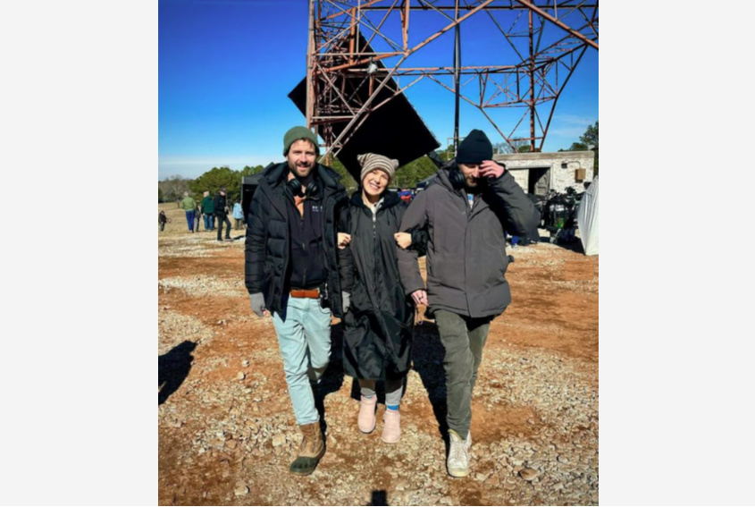 Gravação de Stranger Things 5. Irmãos Duffer com Millie Bobby Brown