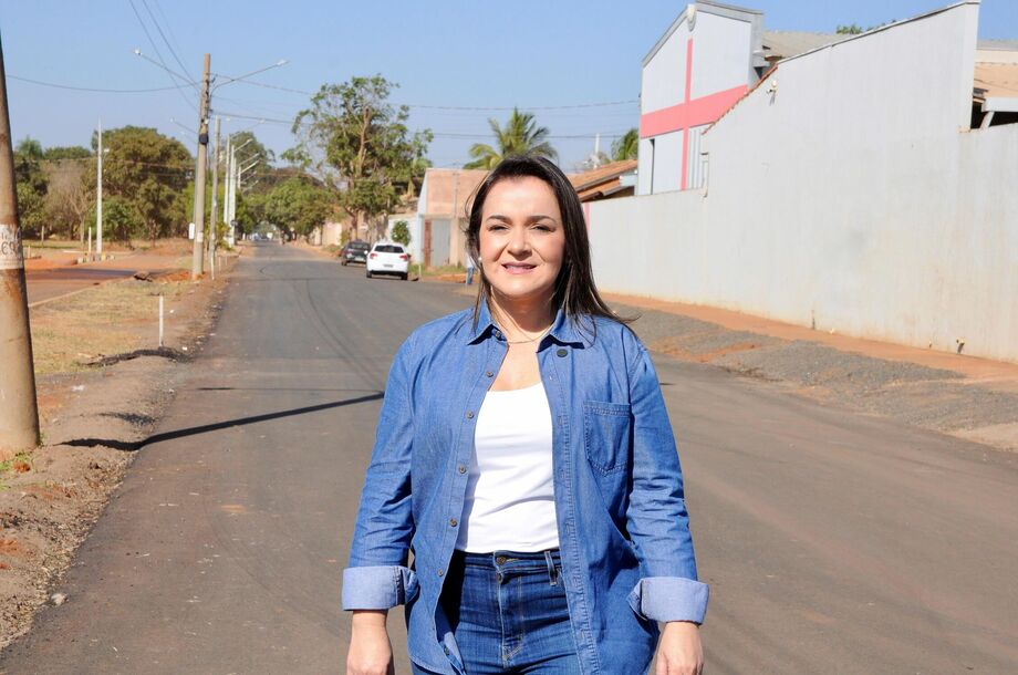 Prefeita Adriane Lopes visita obra de asfaltamento no Oliveira III