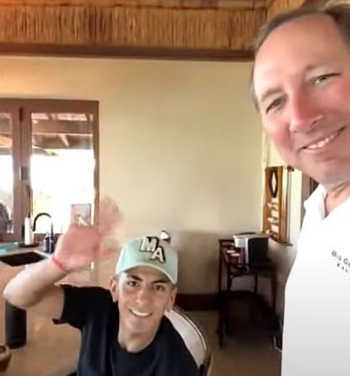 Thiago Almada junto de John Textor em live