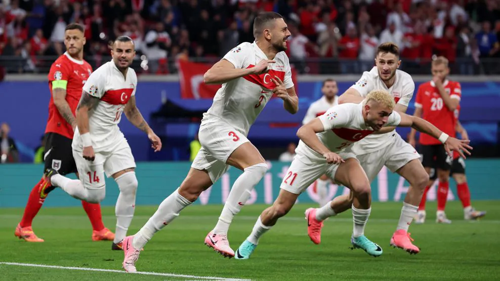 Zagueiro faz dois, Turquia segura pressão da Áustria e encara a Holanda nas quartas da Eurocopa