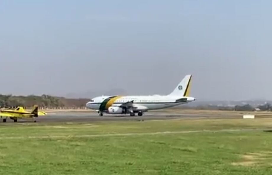Avião do presidente Lula pousa no aeroporto de Corumbá, na manhã desta quarta-feira (31)