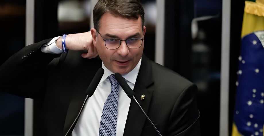 Flávio Bolsonaro nega ilegalidades em conversa entre o pai dele e aliados