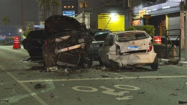 Motorista alcoolizada bate Audi em alta velocidade contra cinco carros em Osasco.