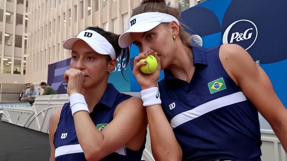 Dupla brasileira perde por 6/3 e 6/4 para Katie Boulter e Heather Watson; País não tem mais representantes no tênis