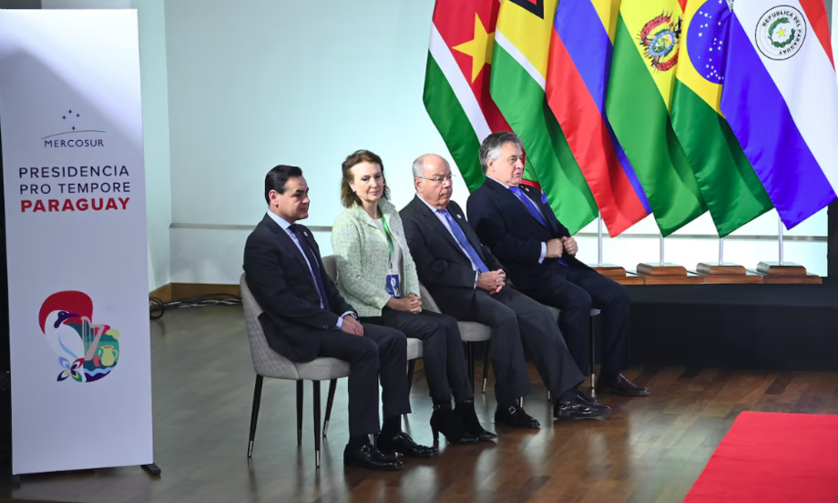 A chanceler argentina, Diana Mondino, ao lado do ministro das das Relações Exteriores do Brasil, Mauro Vieira, em Cúpula do Mercosul, em Assunção, Paraguai