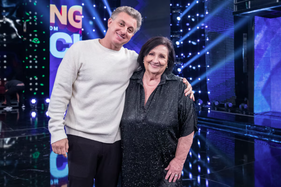 Dona Déa, mãe de Paulo Gustavo, é comentarista fixa do 'Domingão do Huck'.