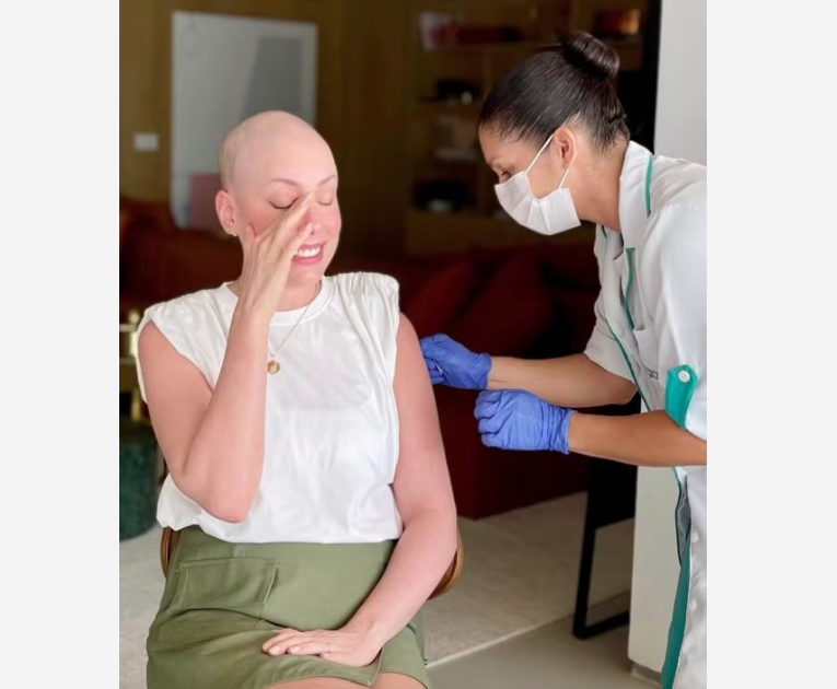 Fabiana Justus tomando dose de vacina.