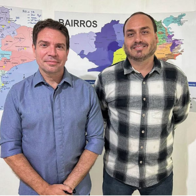 O deputado federal Alexandre Ramagem (PL-RJ), ex-diretor da Abin, e o vereador carioca Carlos Bolsonaro (PL).