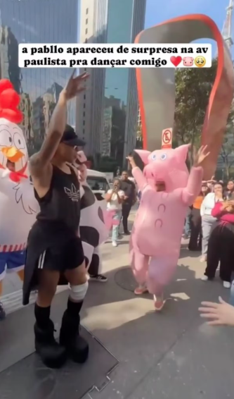 Pabllo Vittar surpreende Porquinho da Paulista.