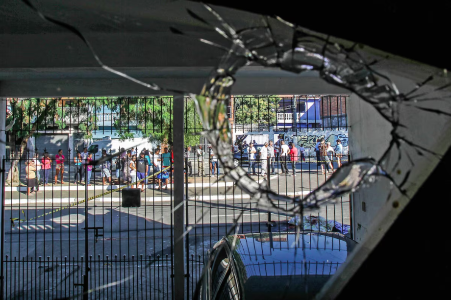 Após um pico de homicídios em meados da década passada, Brasil viu recuar nº de assassinatos, mas ainda em patamares elevados; Na foto, maior chacina da história de São Paulo, em Osasco (2015).