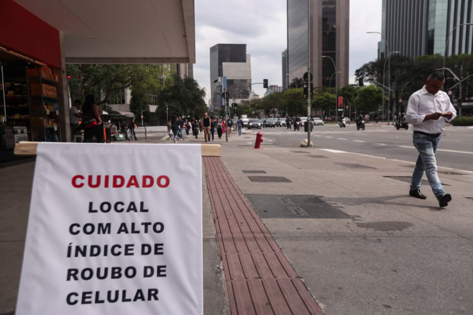 Na Avenida Faria Lima, quase esquina com a Rebouças, um comerciante colocou uma placa na calçada alertando que o local tem um alto índice de roubos de celulares.