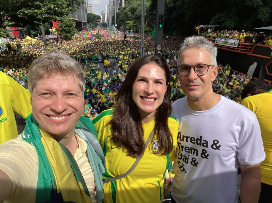 Marina Helena em manifestação bolsonarista ao lado do deputado federal Van Hattem (RS) e do governador de Minas Gerias, Romeu Zema .