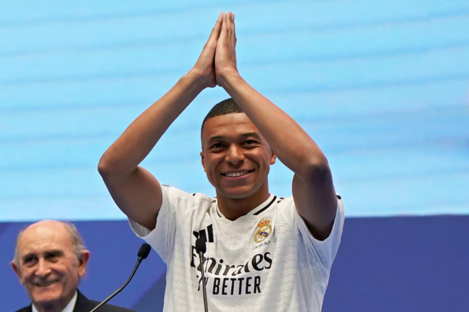 Mbappé foi apresentado no Santiago Bernabéu, diante dos torcedores merengues.