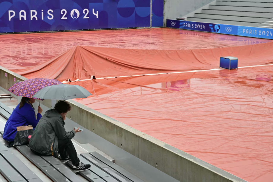 Chuva impediu jogos nas quadras abertas de Roland Garros.