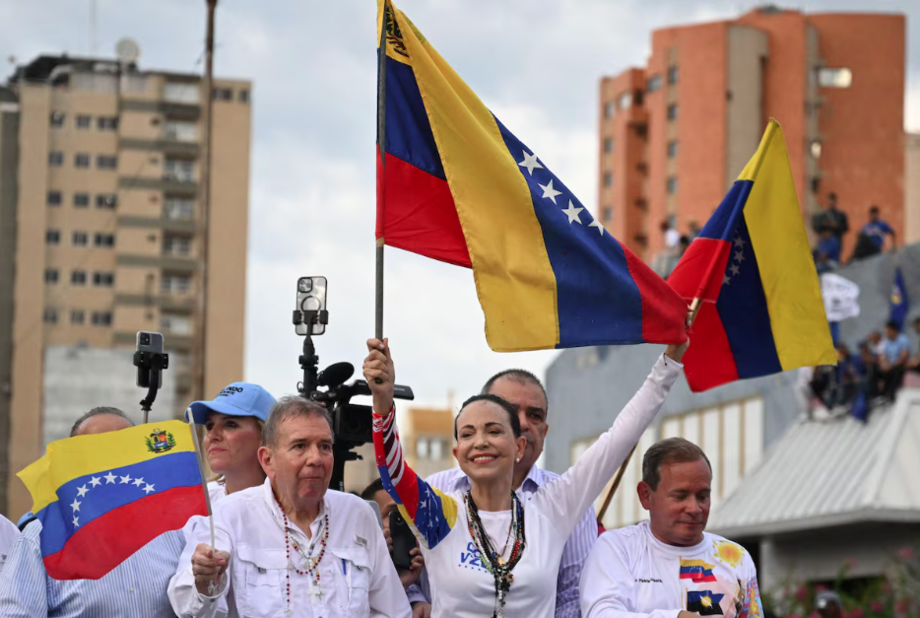Os opositores Edmundo González Urrutia (esq.) e María Corina Machado (centro) em evento de campanha em Zulia, Venezuela.