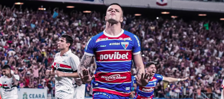 Renato Kayzer comemora gol do Fortaleza sobre o São Paulo.