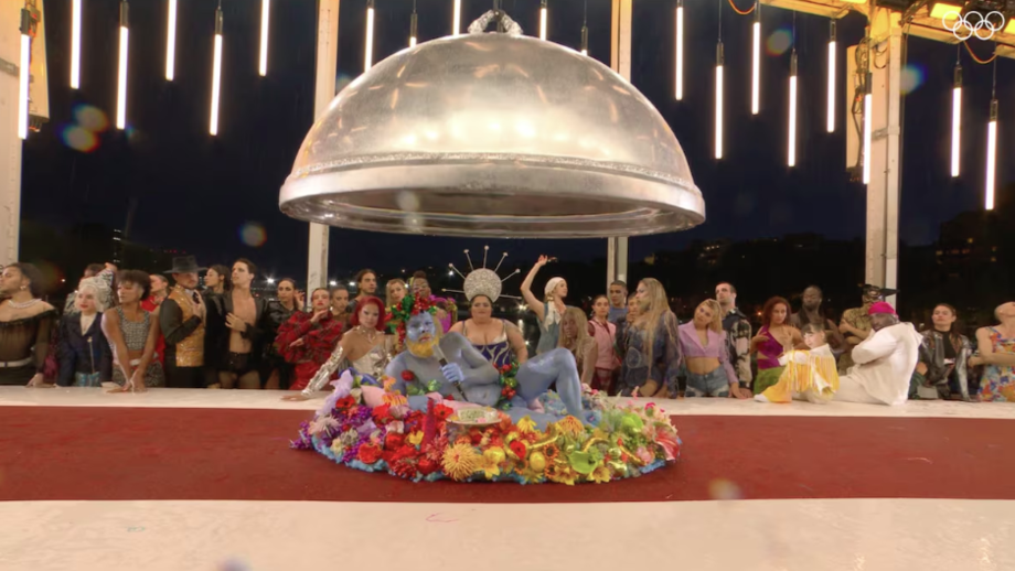 Cerimônia de abertura dos Jogos Olímpicos de Paris recria Santa Ceia com draq queens e causa protesto de bispos.