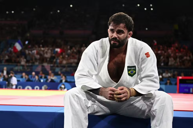 Reação de Rafael Macedo, do Brasil, após derrota para Maxime-Gael Ngayap Hambou, da França