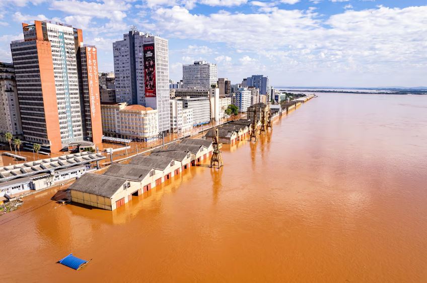 Porto da capital gaúcha durante as enchentes históricas no Estado, que agora contabiliza casos e mortes por leptospirose
