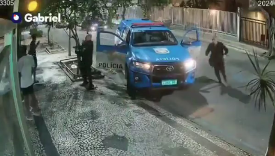 Policiais militares abordam adolescentes negros na porta de condomínio em Ipanema, no Rio de Janeiro