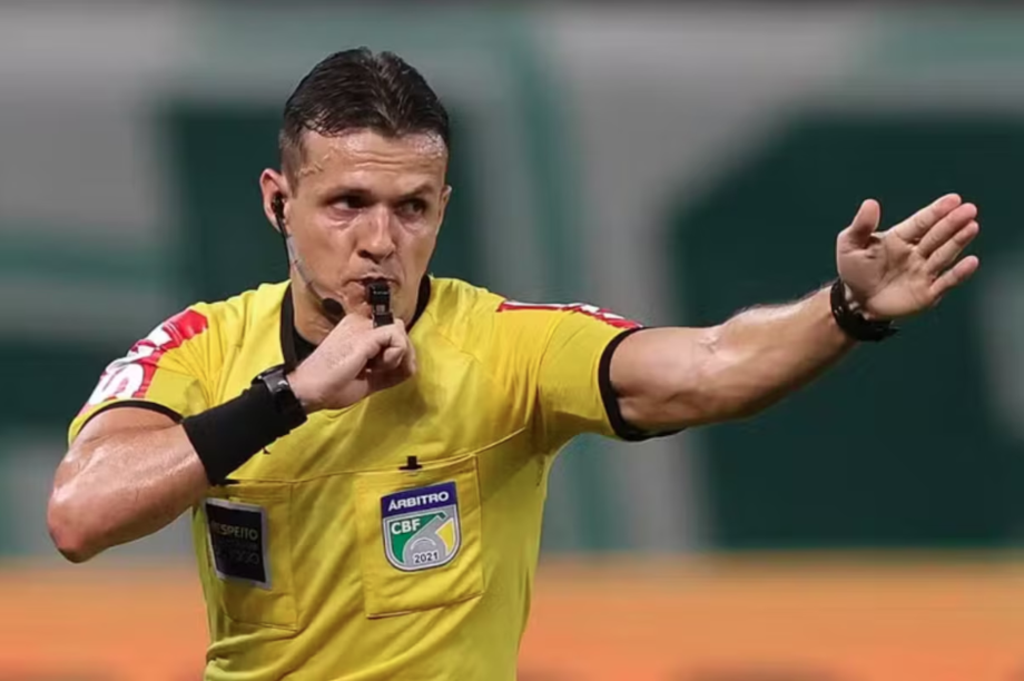 O árbitro Caio Max Augusto Vieira é acusado de tecer comentários contra o Corinthians