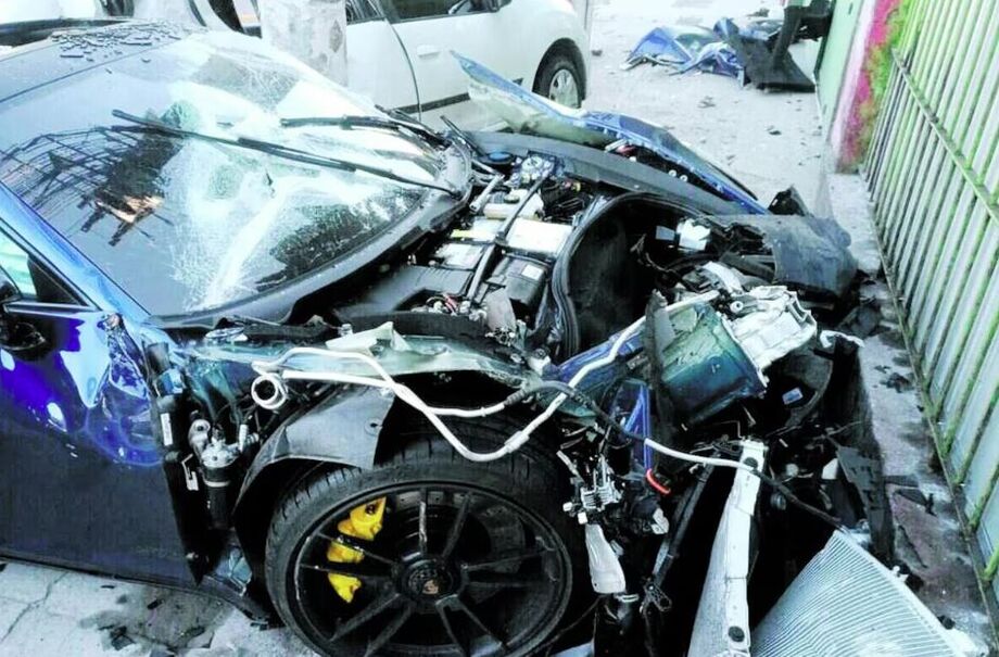 Acidente na Salim Farah Maluf em que um Porsche atingiu e destruiu um Renault Sandero; caso aconteceu no fim de março