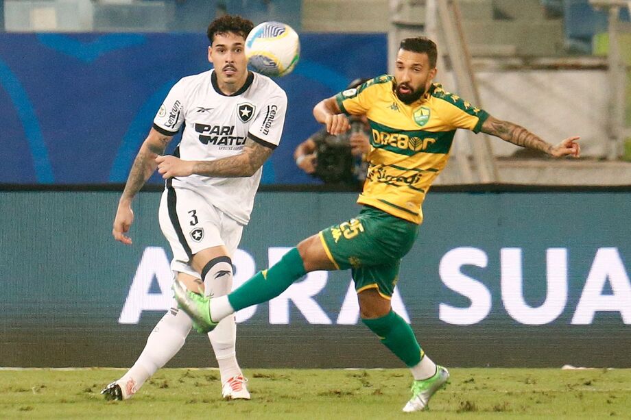 Em jogo bem disputado, Botafogo derrota Cuiabá e esquenta briga pela liderança do Brasileirão