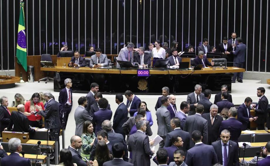 Plenário da Câmara só deve votar PEC da Anistia, agora chamada de PEC do Refis, em agosto