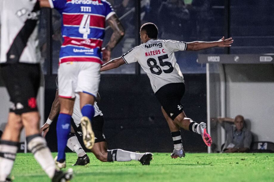 Vasco aproveita expulsão, vence Fortaleza e se mantém fora da zona de rebaixamento