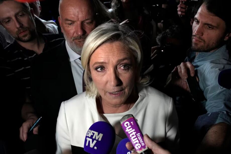 Marine Le Pen fala com a imprensa no segundo turno da eleição na França