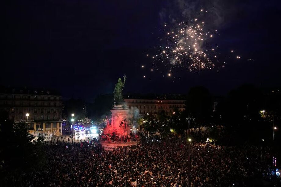 Milhares de franceses foram à Place de la République, em Paris, comemorar os resultados da eleição na França e a vitória da direita e do centro que barrou avanço da direita radical