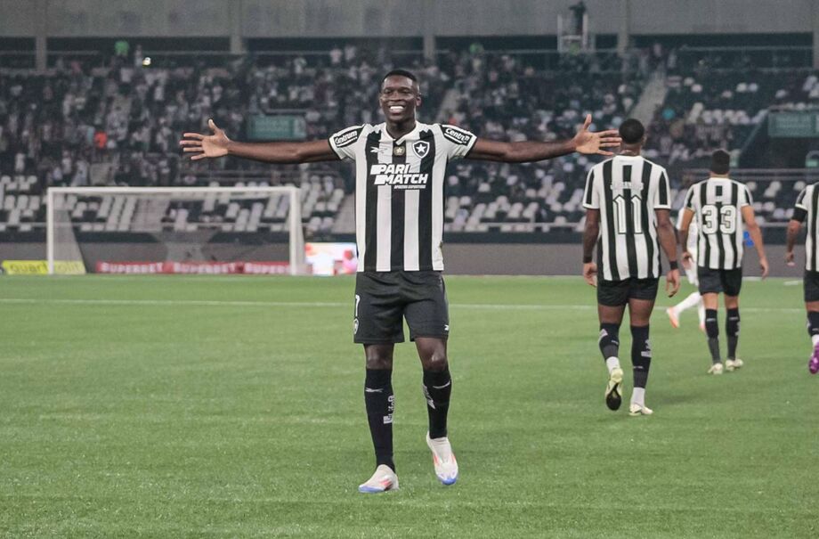 Com belos gols, Botafogo aplica 3 a 0 no Atlético-MG e cola no líder Flamengo