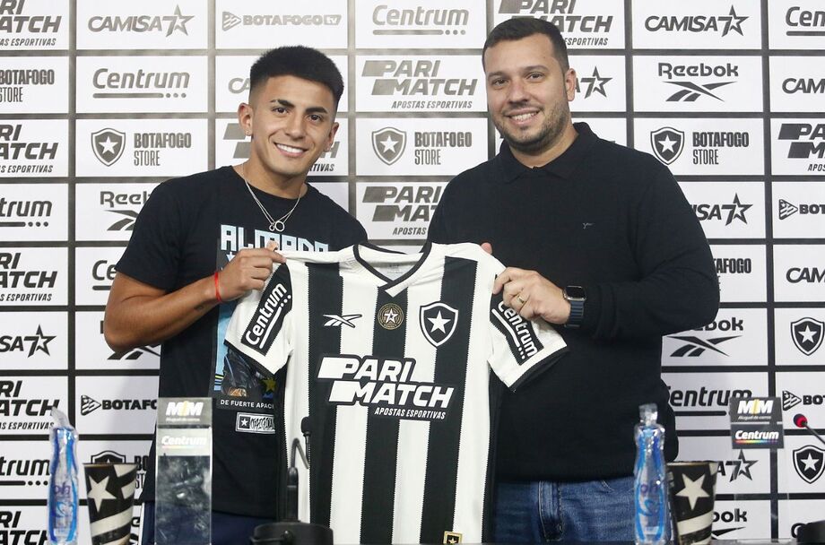 Botafogo apresenta o meia argentino Almada, a mais cara contratação do futebol brasileiro