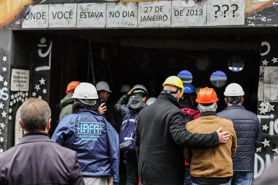 Familiares de mortos no incêndio da Boate Kiss e autoridades durante cerimônia que marcou o início da demolição do prédio, nesta quarta-feira