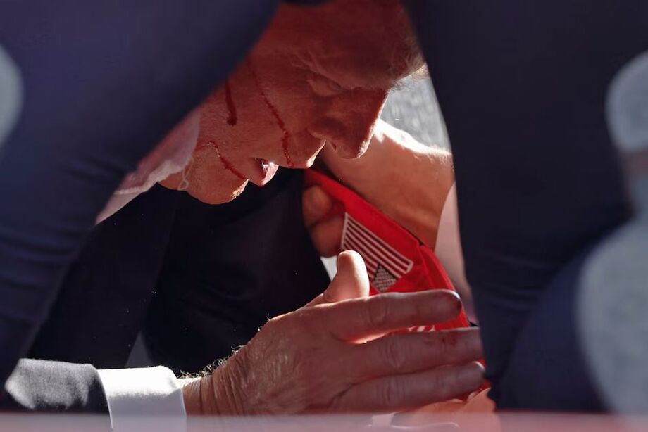 Trump cai após ser atingido de raspão por disparo em comício na Pensilvânia
