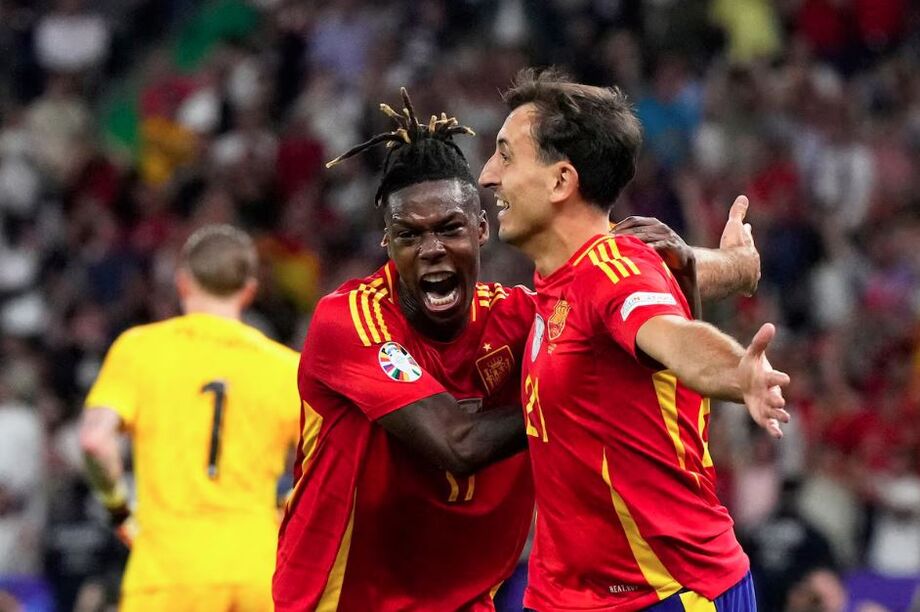 Oyarzabal e Nico Williams, do País Basco, comemoram o gol do título da Eurocopa da Espanha