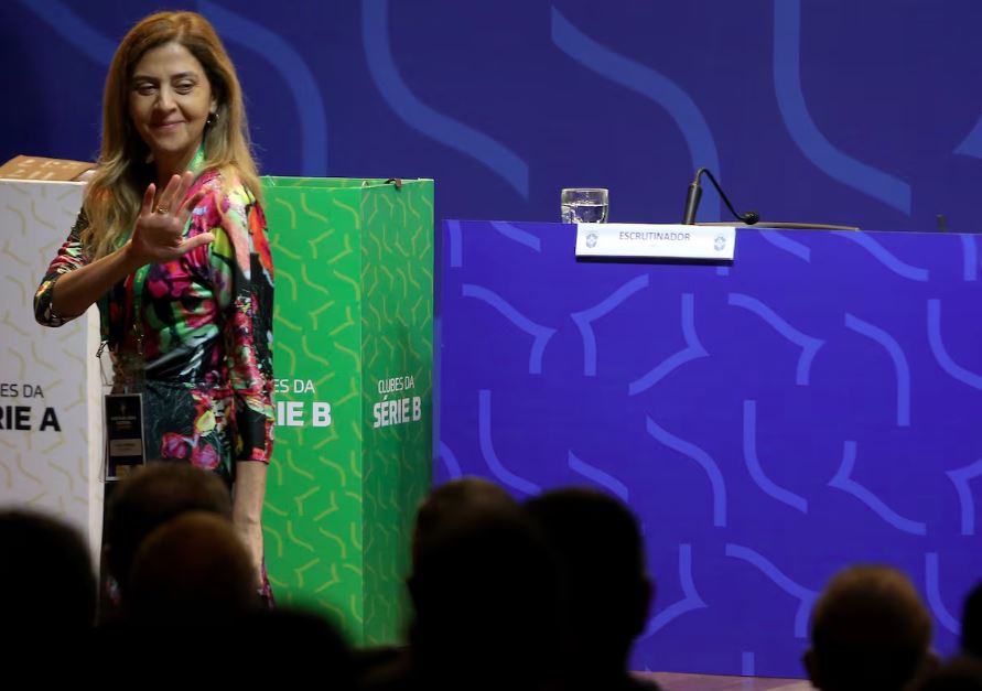 Leila Pereira, presidente do Palmeiras, quer evitar contato com John Textor, dono da SAF do Botafogo