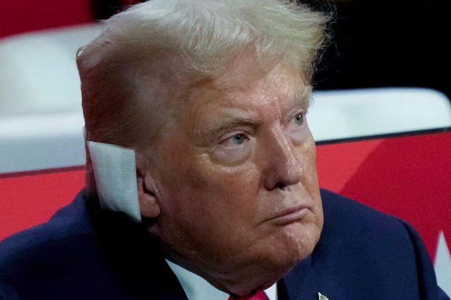 Ex-presidente Donald Trump na Convenção Nacional Republicana com curativo na orelha após atentado