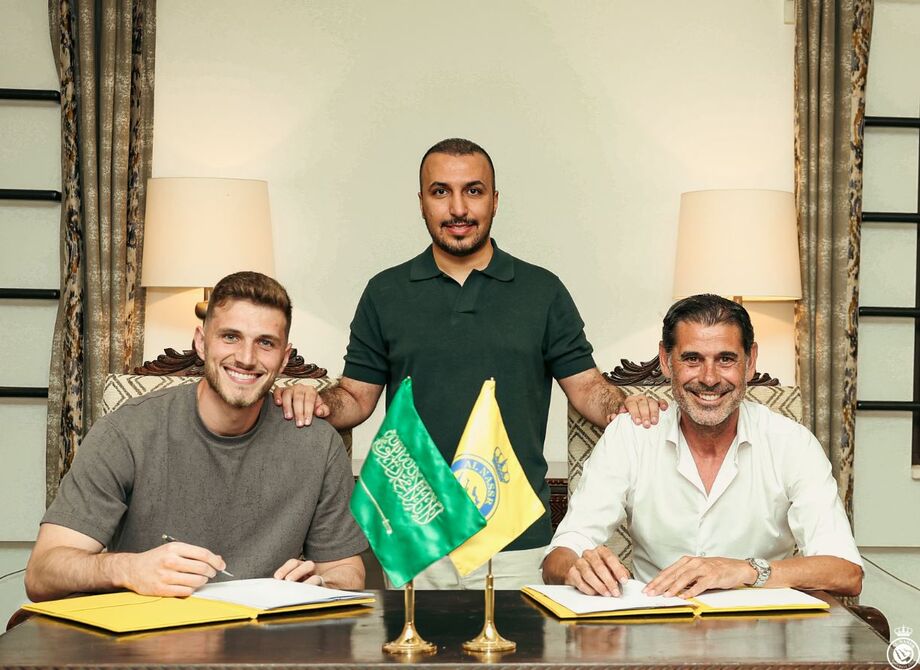 Goleiro Bento é oficializado pelo Al-Nassr e será companheiro de Cristiano Ronaldo