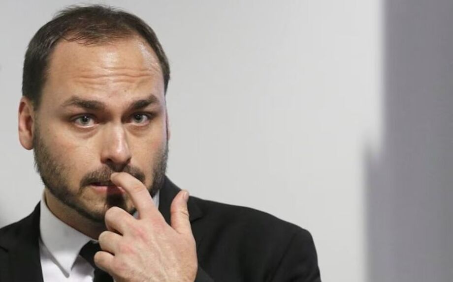 Vereador Carlos Bolsonaro tentou reaver autorização para porte de arma, mas Justiça barrou
