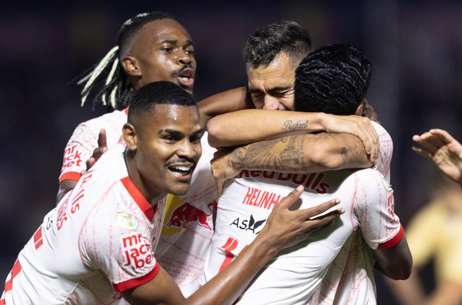 Red Bull Bragantino perde Cleiton expulso, mas segura Athletico-PR e se reabilita no Brasileiro
