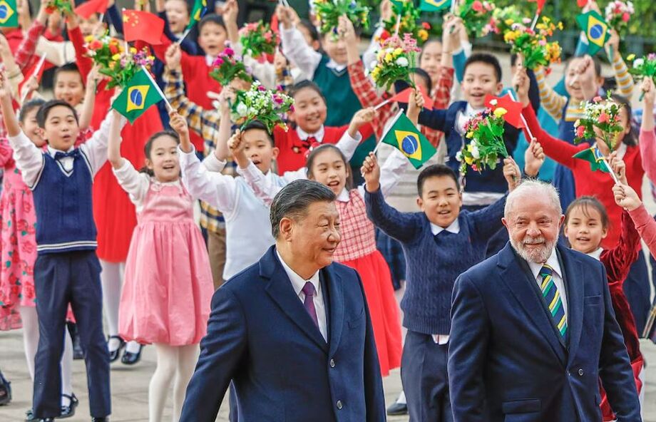 O presidente da República Popular da China, Xi Jinping, caminha com o presidente da República, Luiz Inácio Lula da Silva, no Grande Palácio do Povo, em Pequim