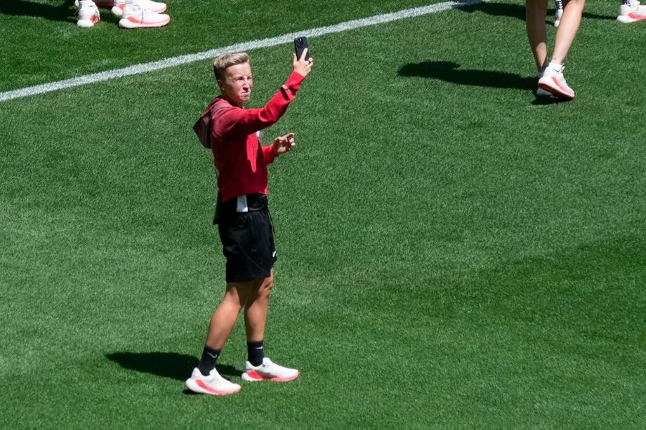 A técnica da seleção canadense, Beverly Priestman, tira fotos do estádio Geoffroy-Guichard antes da estreia nas Olimpíadas de Paris 2024