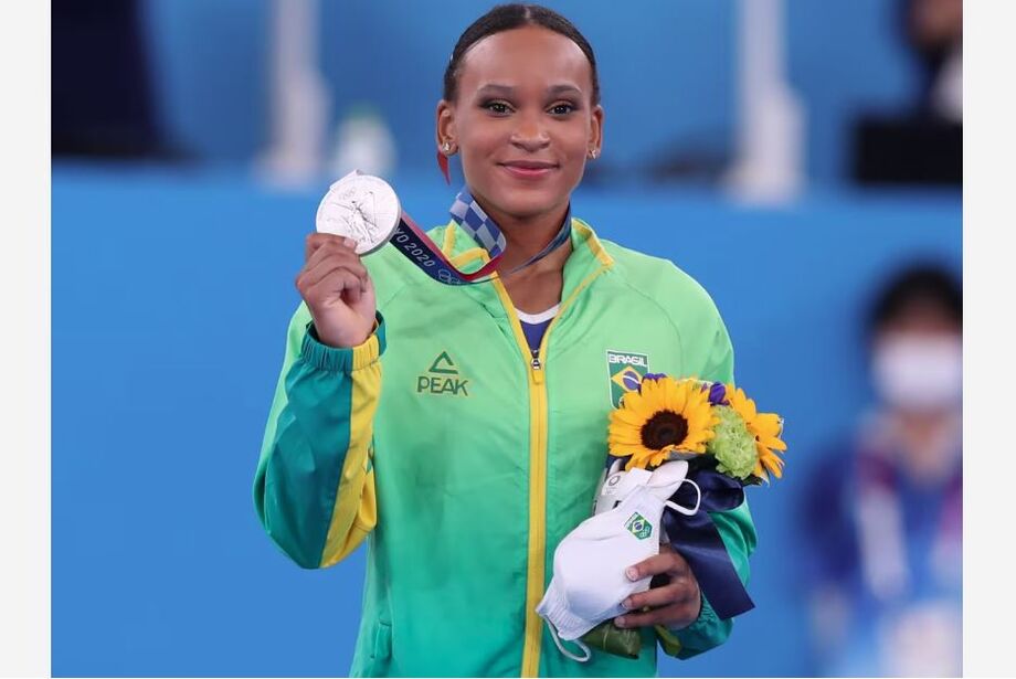 Rebeca Andrade com a medalha de prata no peito