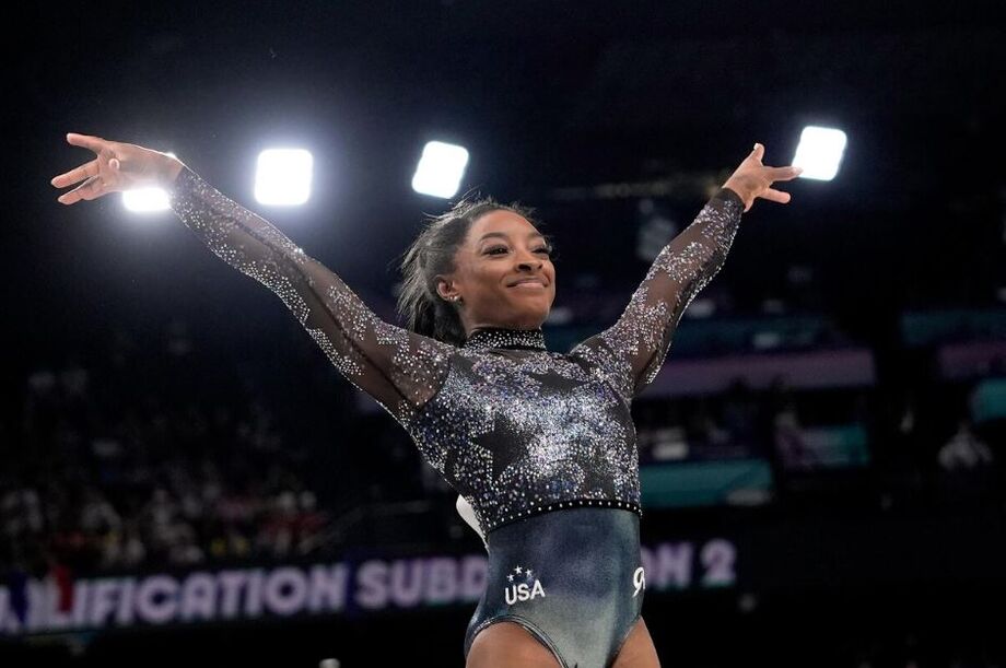 Simone Biles sorri após exercício nas Olimpíadas de Paris