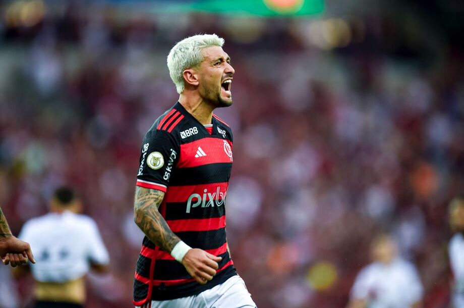 Flamengo vence o lanterna Atlético-GO no Maracanã e assume a liderança do Brasileirão